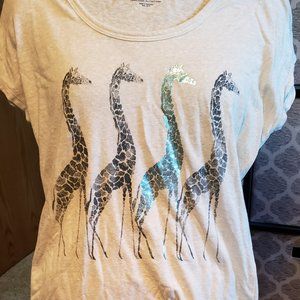 ☘️ Giraffe print tee with metallic accent